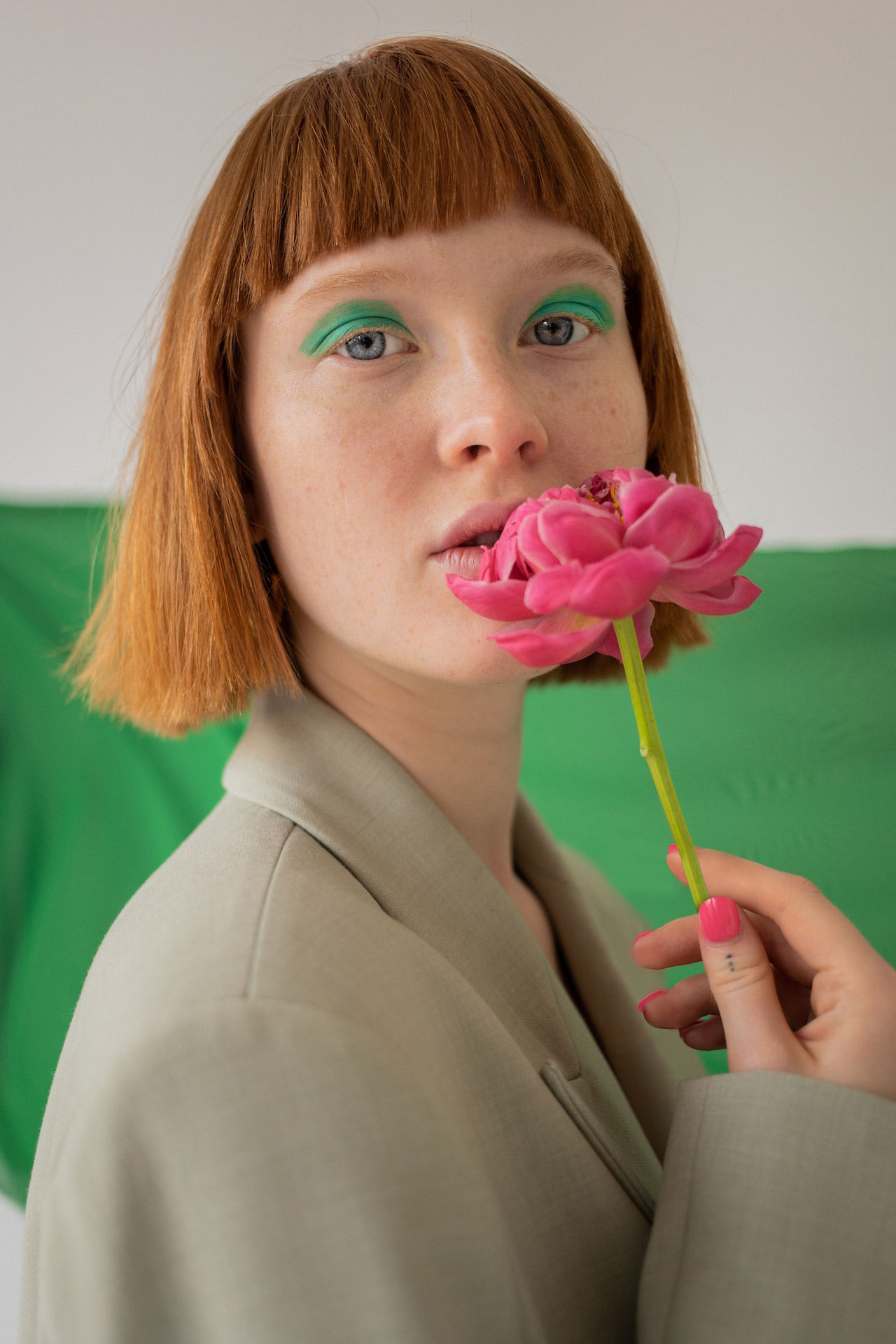 mujer_banner Chica pelirroja con flor en la mano