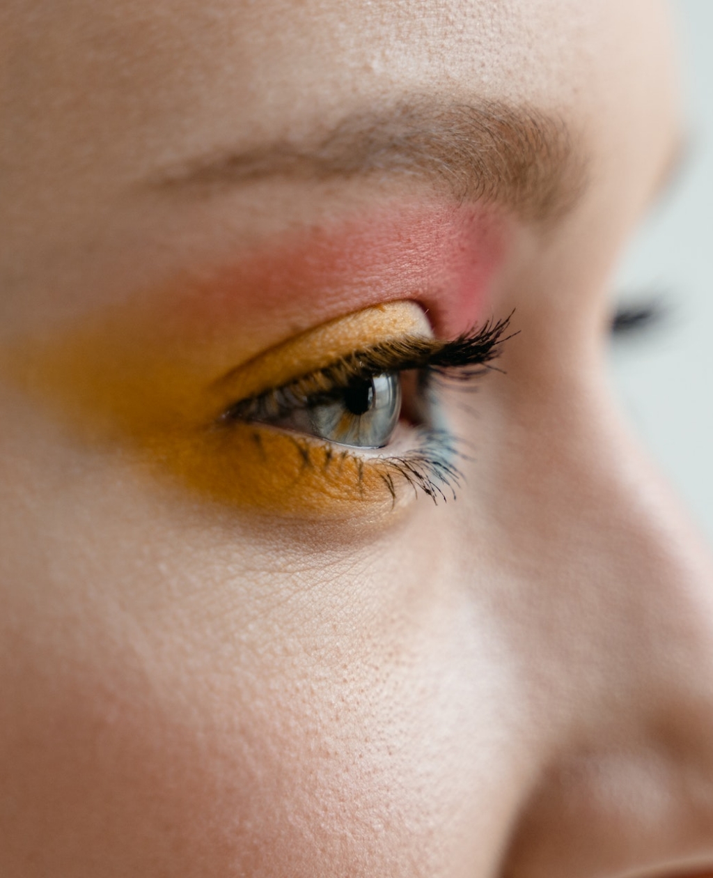 pexels-mart-production-7290749 ojo con sombras de ojos